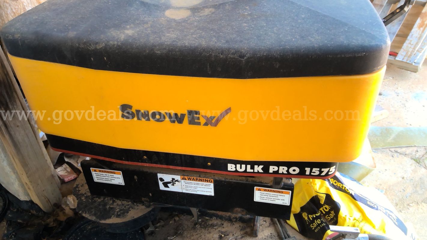 SALT TAILGATE SPREADER