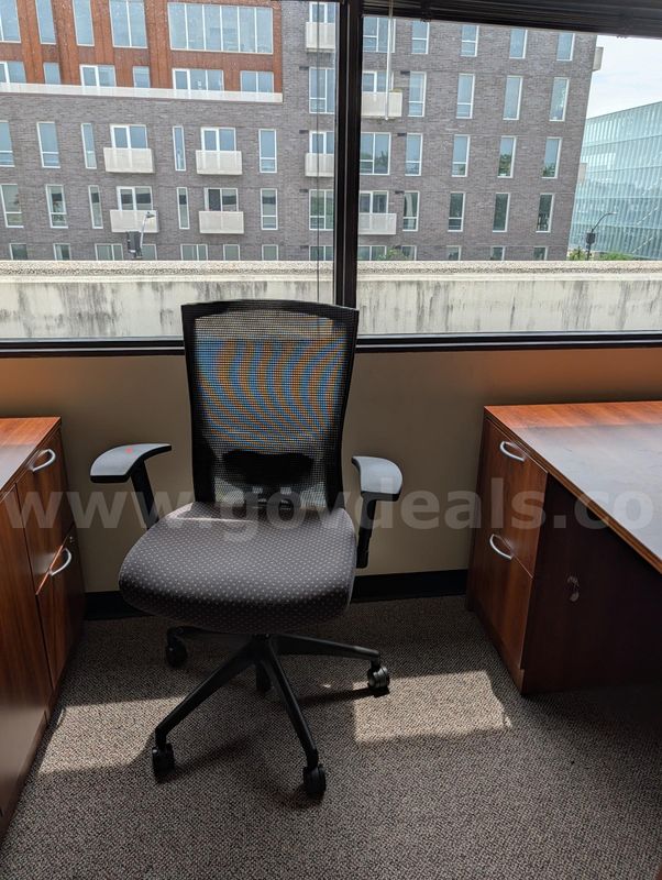 Executive Office Furniture Suite – Double-Pedestal Desk, Credenza, Round Meeting Table, Task Chairs & Cork Board
