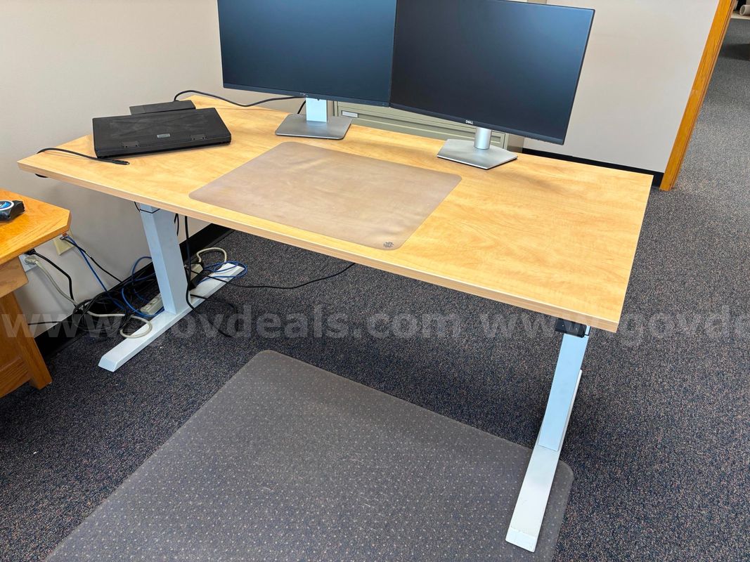 Electric standing desk