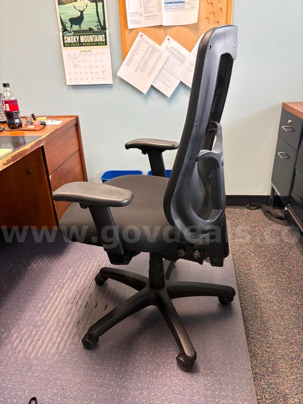 Black desk chair
