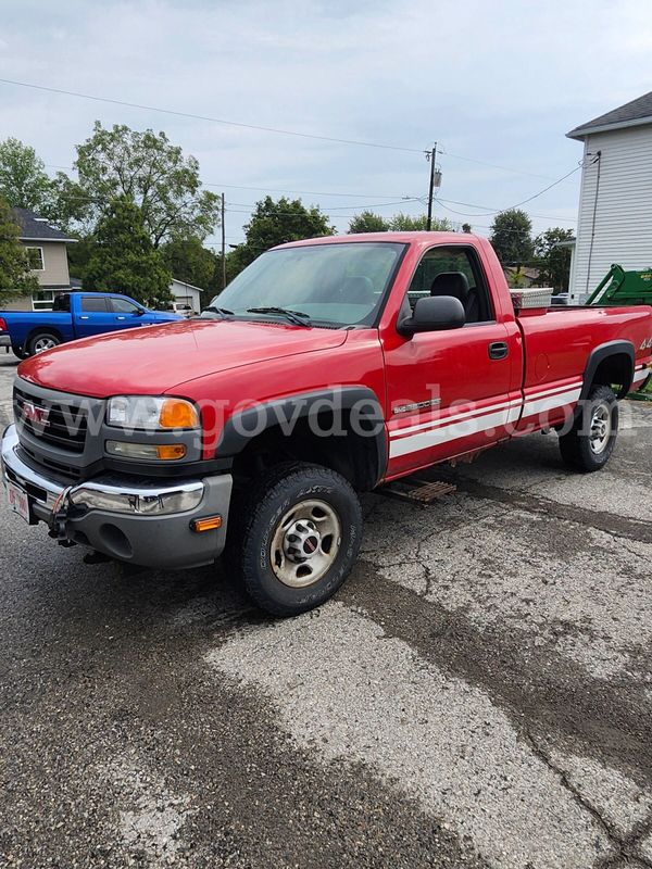 2006 GMC Sierra 2500HD SL Long Bed 4WD W/ Boss Plow