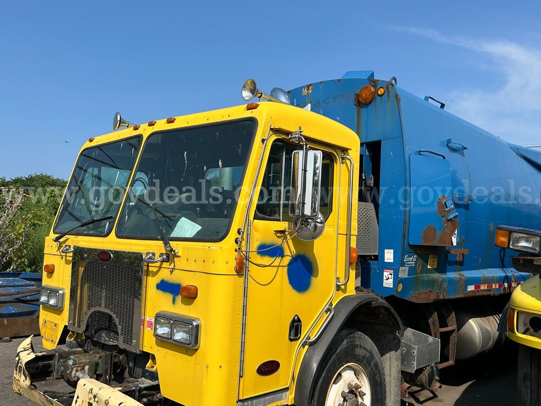 2008 Peterbilt 320