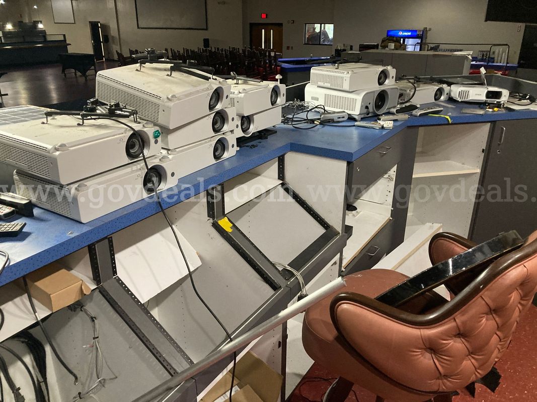 Lot of 15 LCD Projectors and 8 Projector Screens
