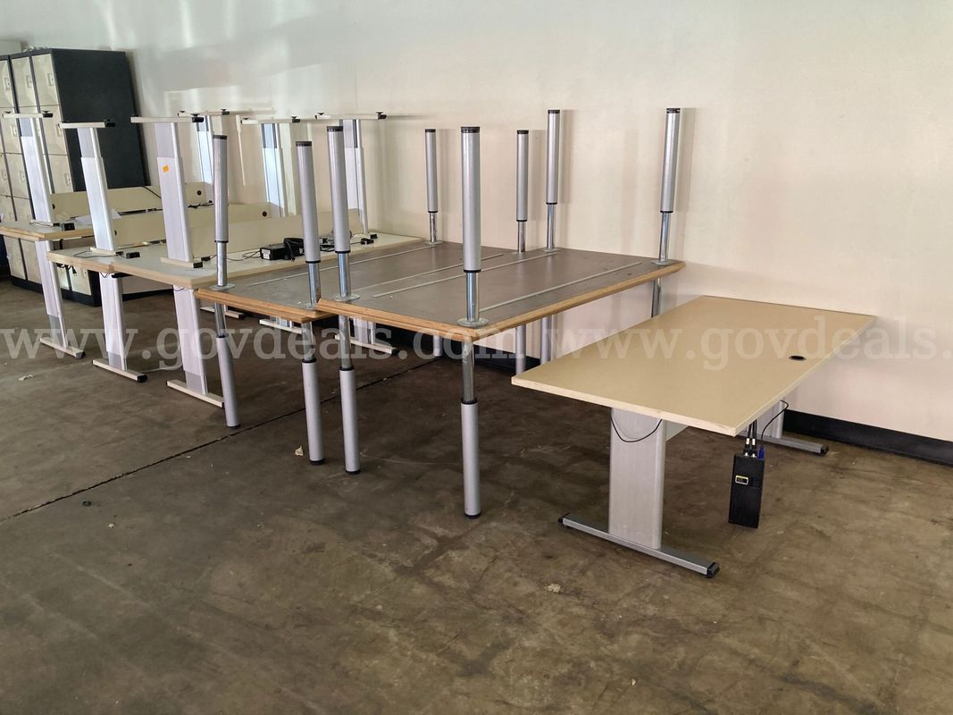 Lot of 17 tables (6 are motorized)