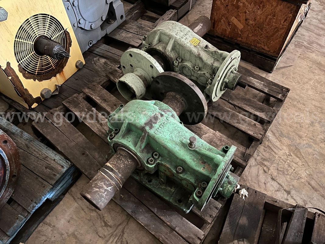 Lot of 2 industrial shaft-mounted gear reducer/gearbox