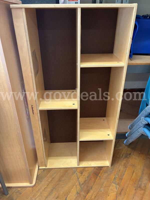 LAKESHORT WOODEN SHELF, CHILDRENS W/ CUBBIES/SCHOOL/DAYCARE/SUNDAY SCHOOL