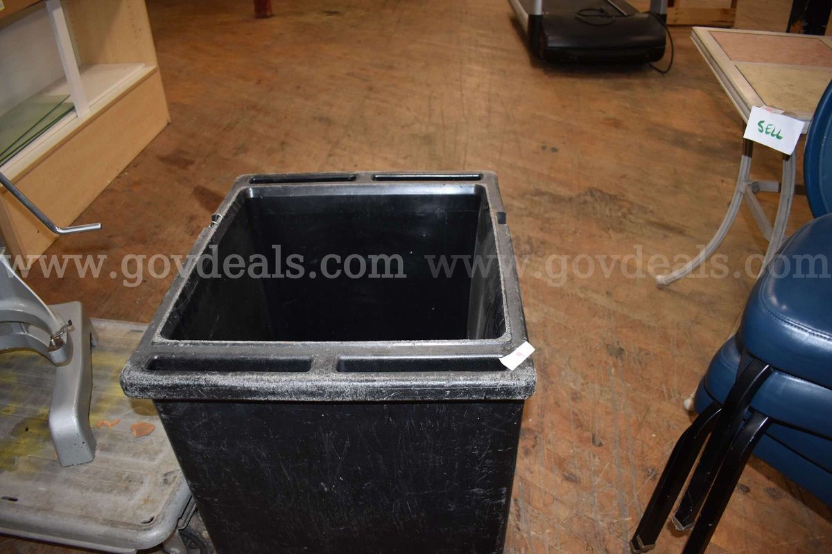 ICE BIN W/ WHEELS / CONSUMER KITCHEN / DRINK COOLER