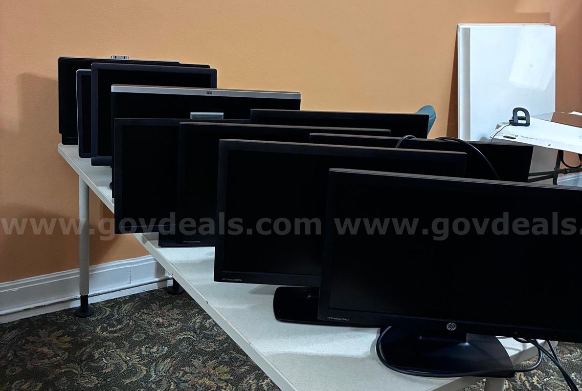 Lot of 11 HP & Dell Computer Monitors- 17”-22” LCD -used