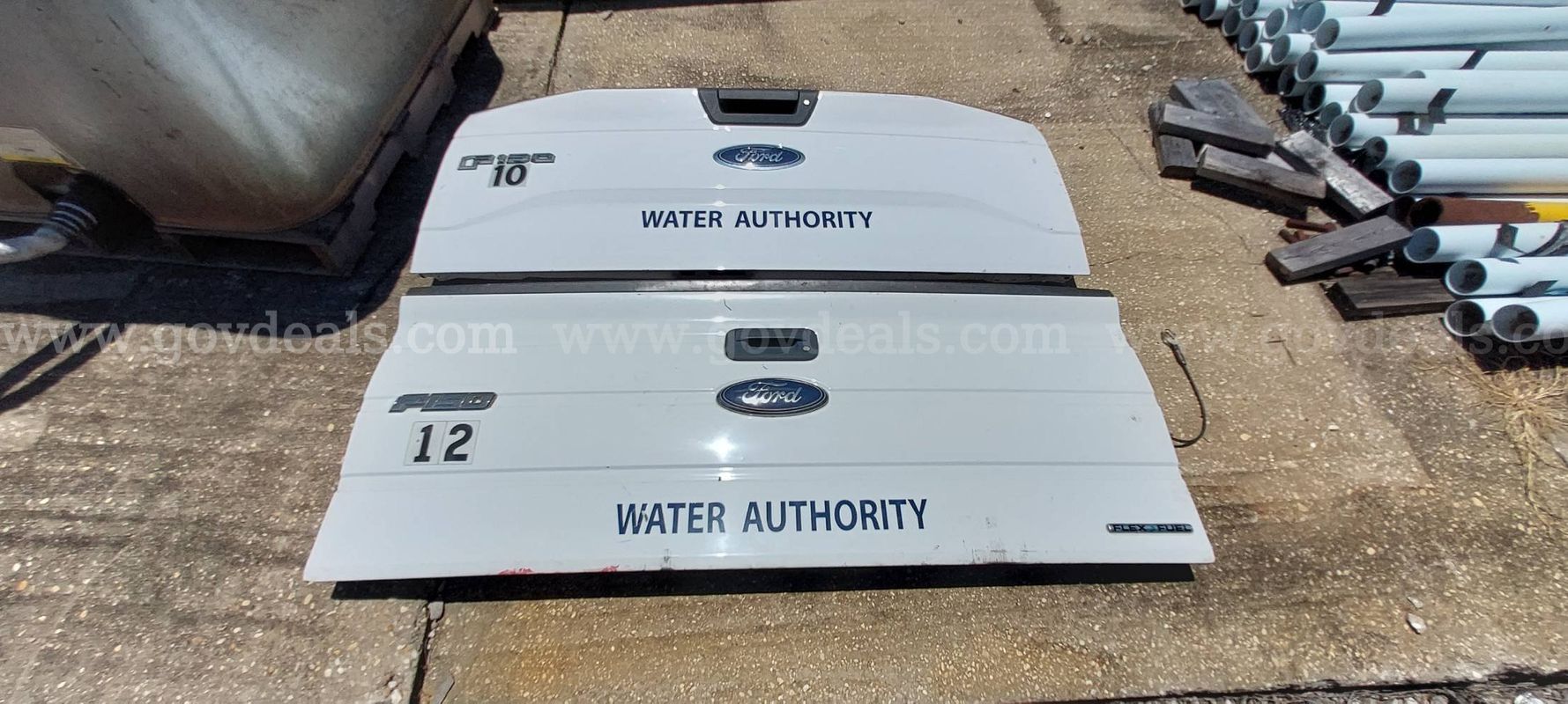2 Ford F-150 XL tailgates and 2 diamond plate aluminum side mount toolboxes