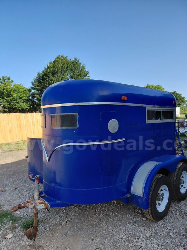 Double axle used 2 horse trailer