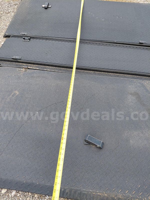 Diamondback bed cover 2015 Chevy Silverado 2500 HD PART 87406 USED