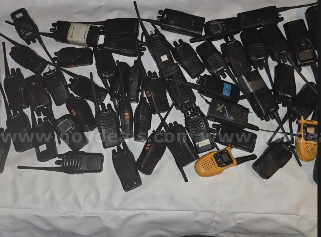 Motorola Handheld Two-Way Radio Mixed Lot VHF UHF 7/800 w/ Chargers & Cables Shipping only