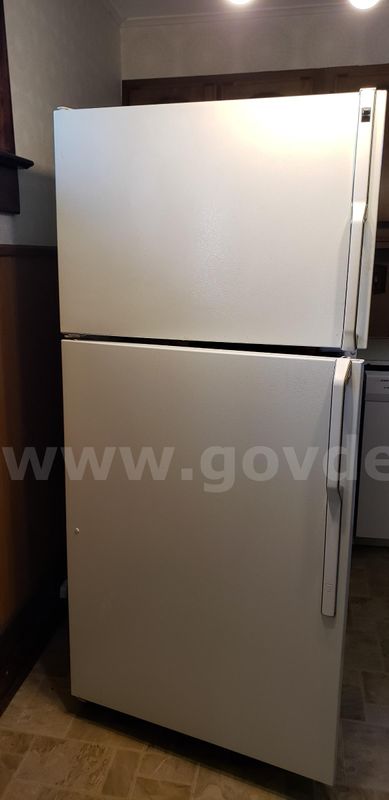 HOTPOINT Refrigerator w/ Top Freezer