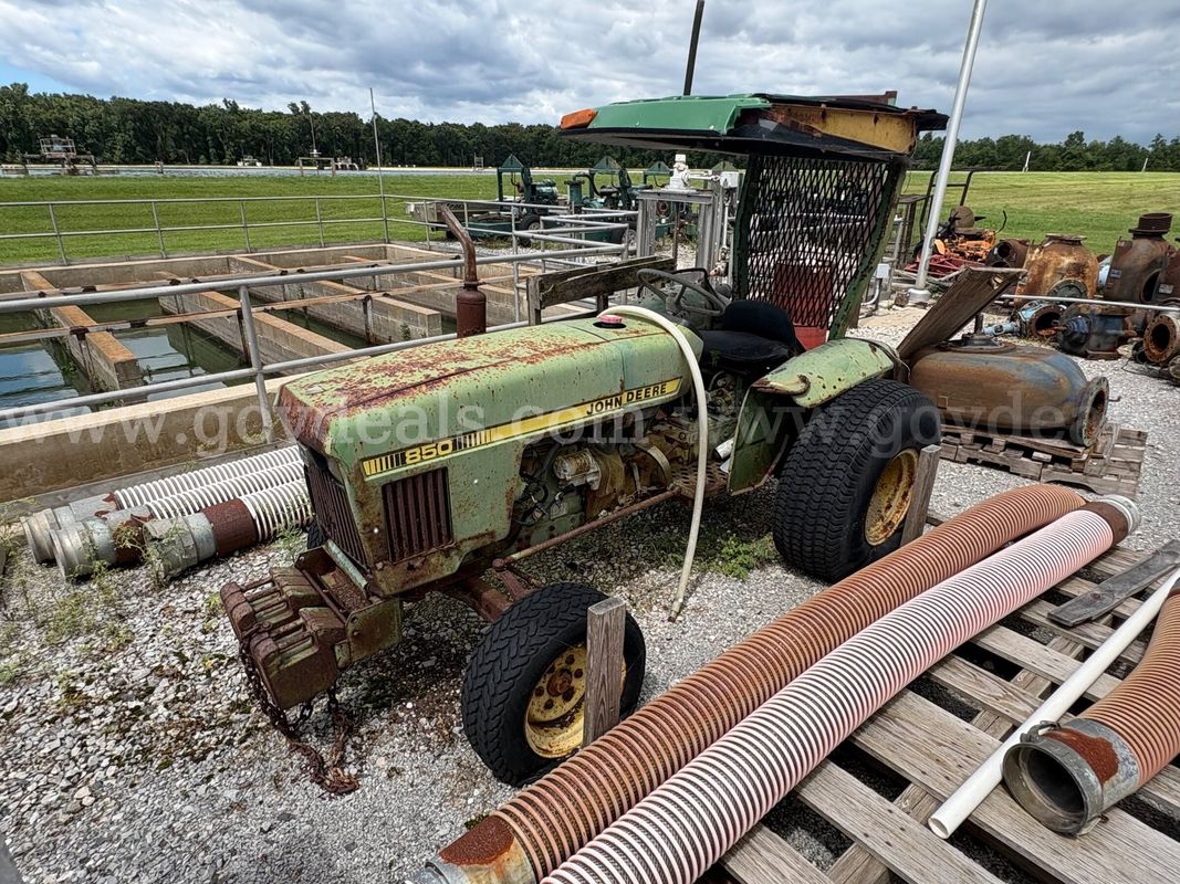 John Deere 850 Tractor
