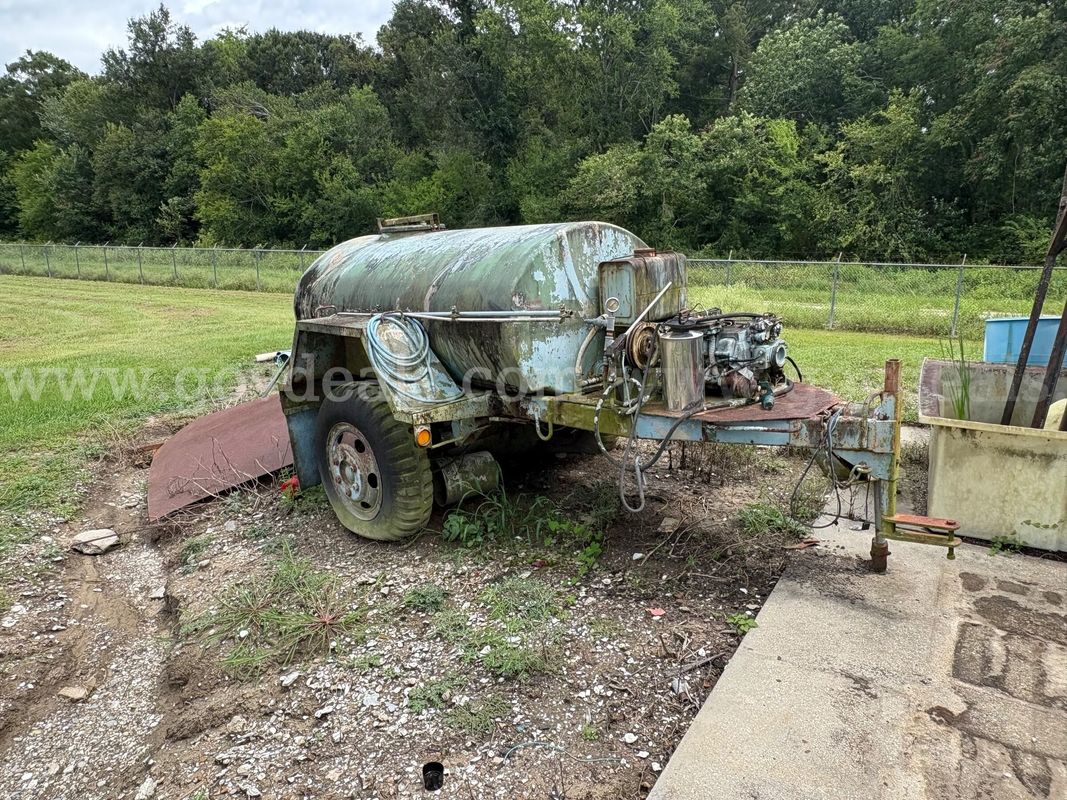 MILITARY FUEL TANK ON WHEELS