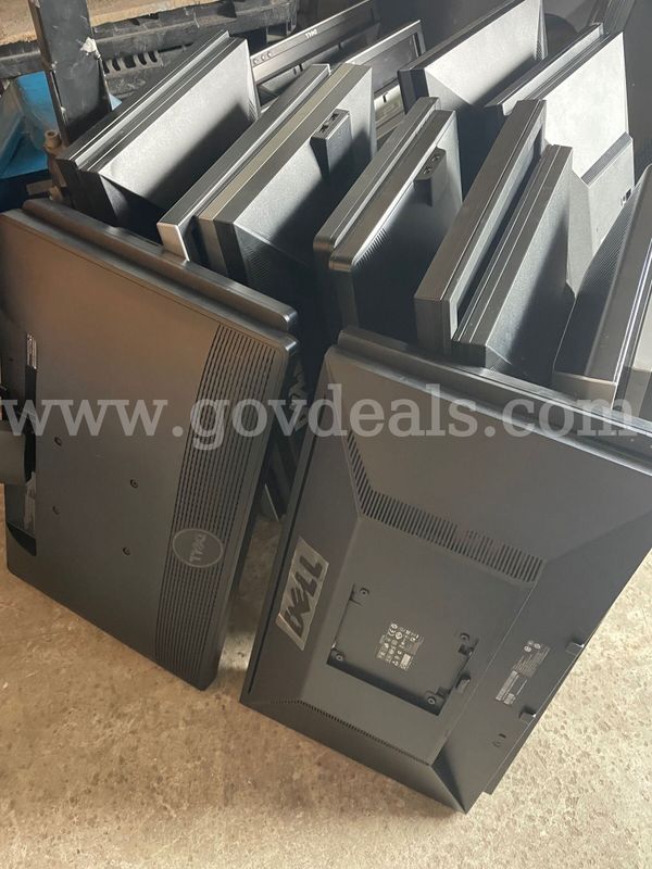 Lot of 26 Dell LCD Monitors mixed models and sizes with 24 stands