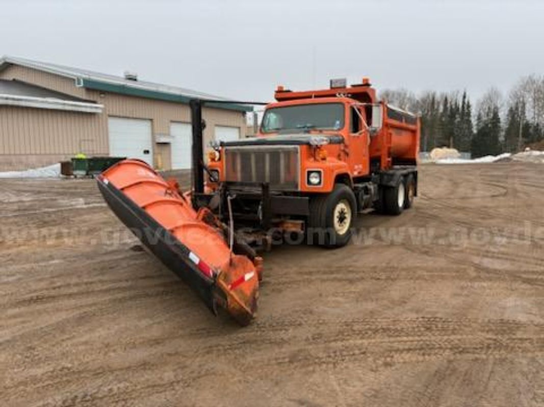 1997 International 2574