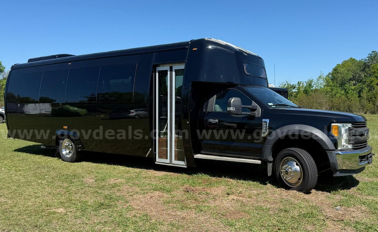 2017 Ford F-550 Gas engine & Low Miles