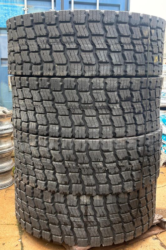 UNUSED 20.5 R 25 Snow Tires