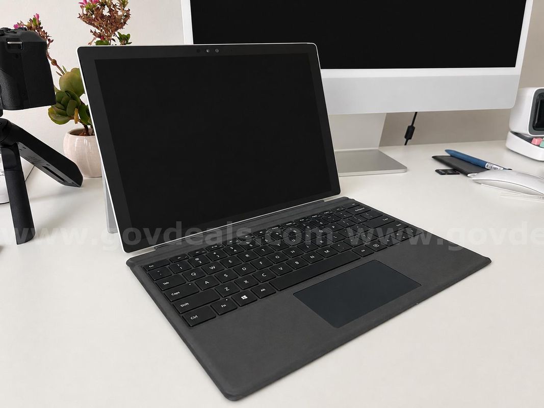 Microsoft Surface Pro 4 – Intel Core i5 – 4GB RAM – 128GB SSD – Keyboard Included