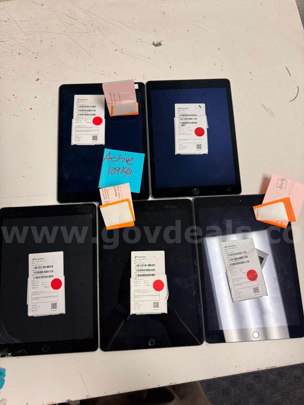 Mixed Lot of 5 iPads - Need Repair