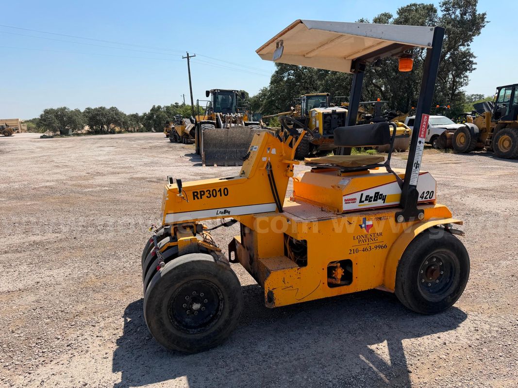 2011 Leeboy Pneumatic Roller