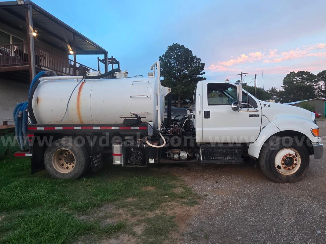 2011 Ford F-750 Vacuum Septic Truck porta potty