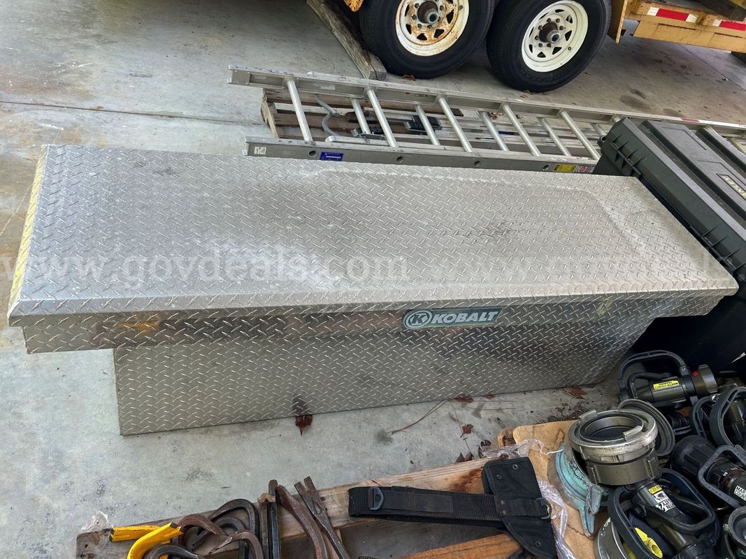 Truck bed toolbox