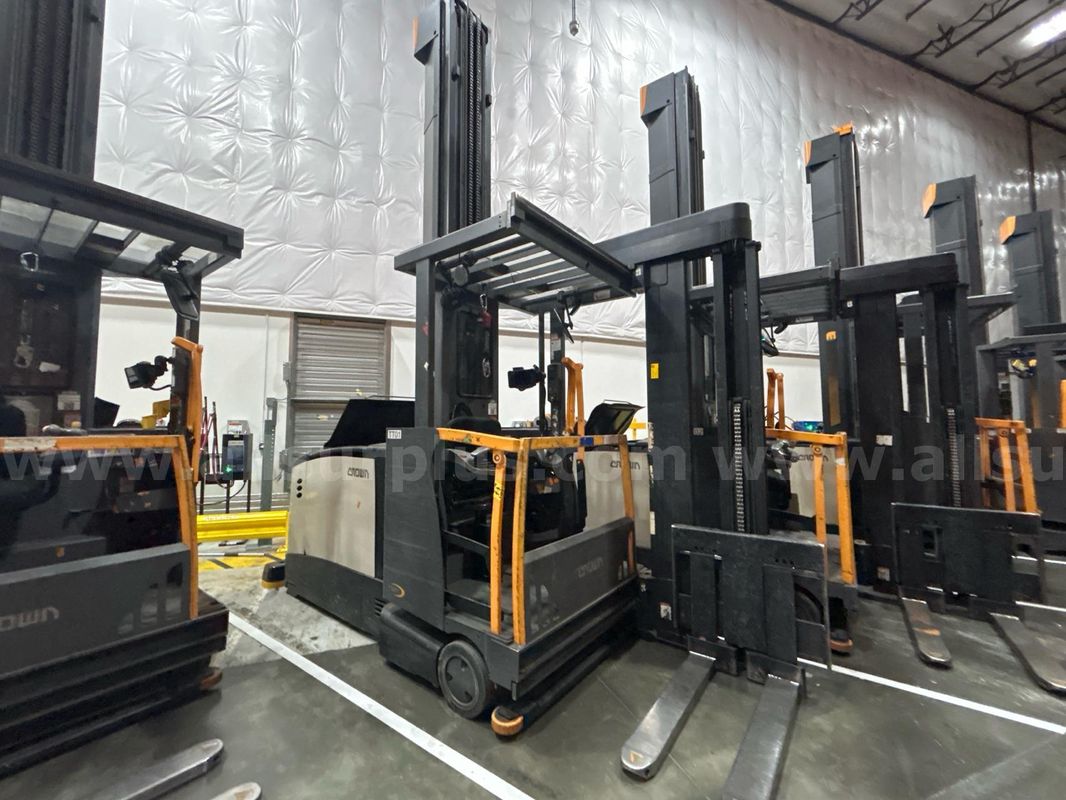 Crown TSP 7000 Series Electric VNA Turret Stockpicker