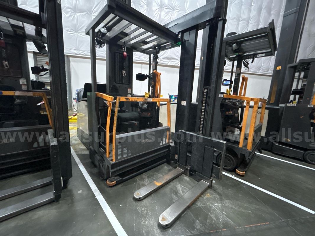 Crown TSP 7000 Series Electric VNA Turret Stockpicker