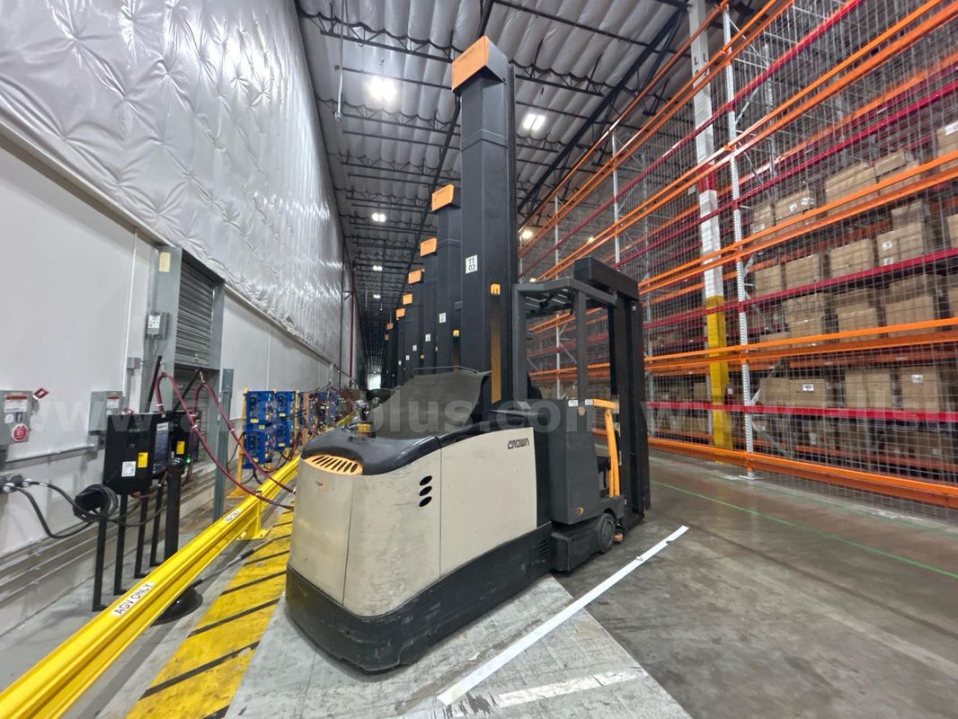 Crown TSP 7000 Series Electric VNA Turret Stockpicker