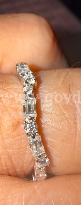 Sterling Silver Moissanite Eternity Ring – Size 8 – Free Chain-NEW