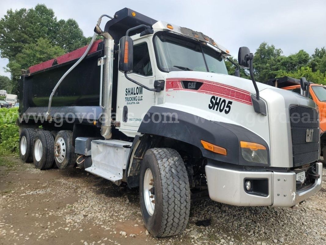 2016 CATERPILLAR Dump truck