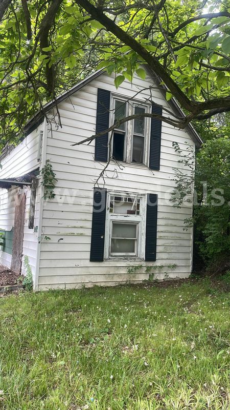 979 W Cerro Gordo St, Decatur, IL – Multi-family investment property with great potential.
