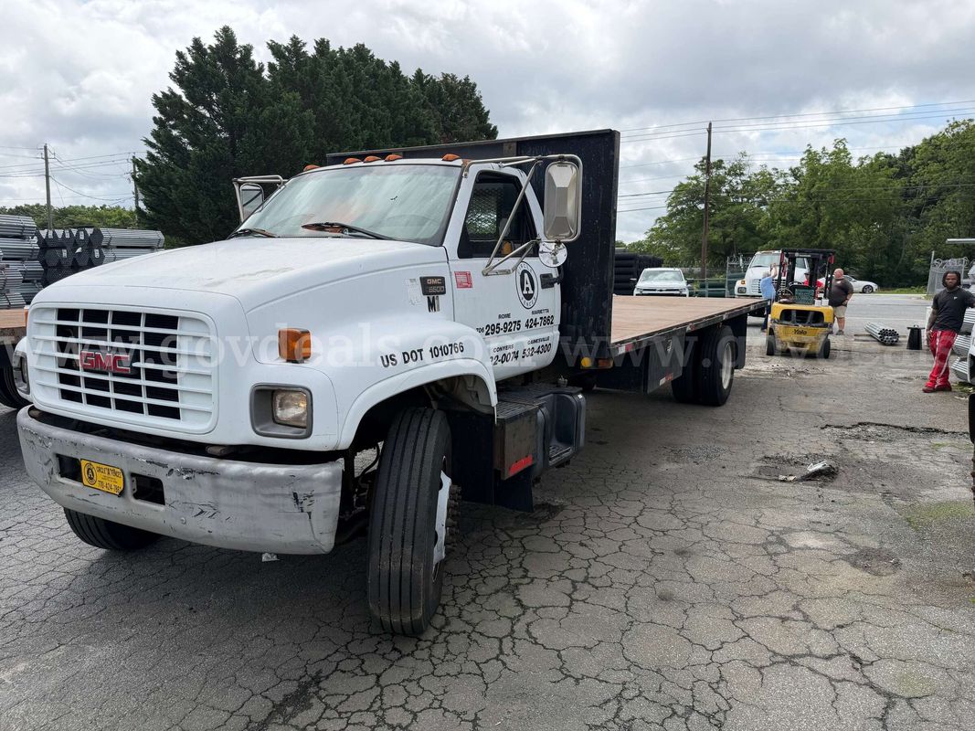 1999 GMC C6500 Flatbed Truck – Runs/Drives (Needs Repair) – 366 Gas V8