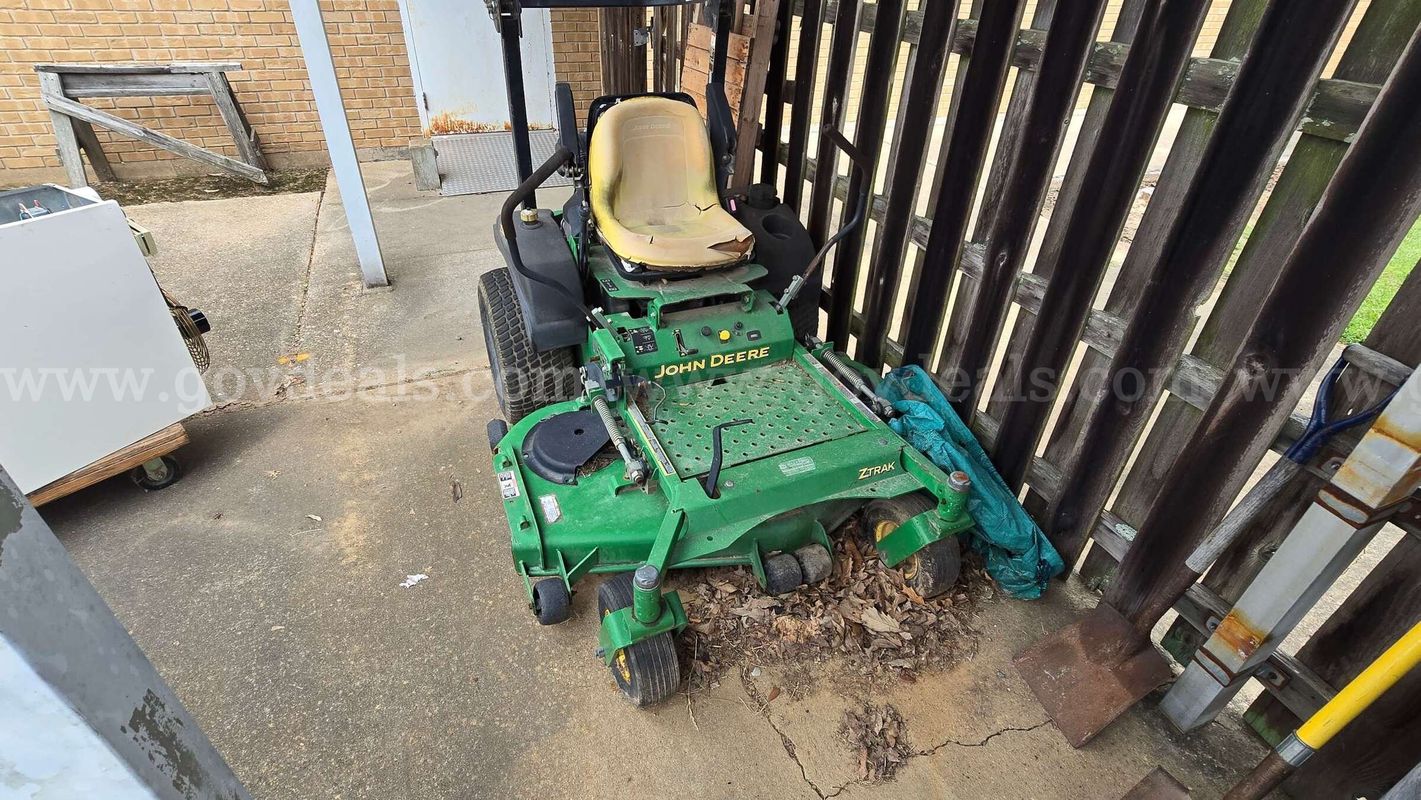 John Deere 727A Lawnmower