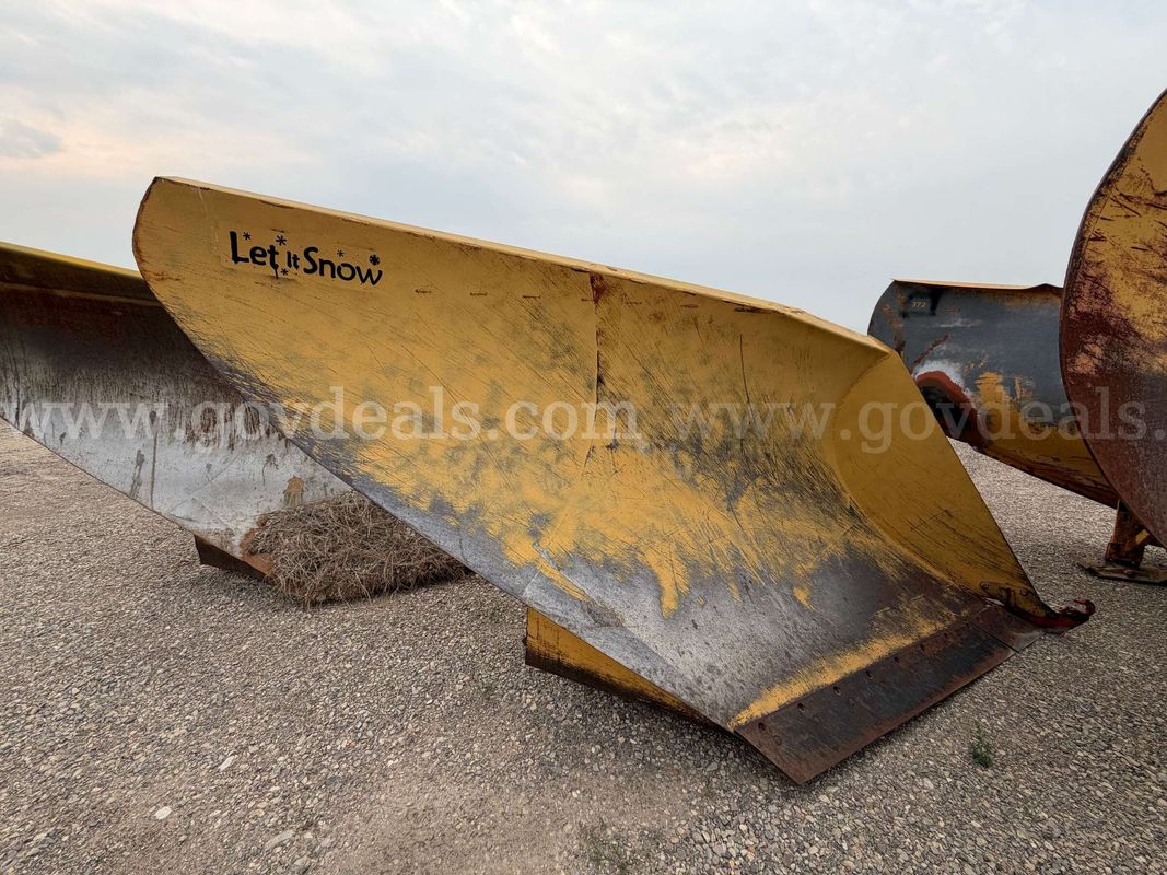 Heavy-Duty Municipal Highway Snowplow Blade – Working Condition