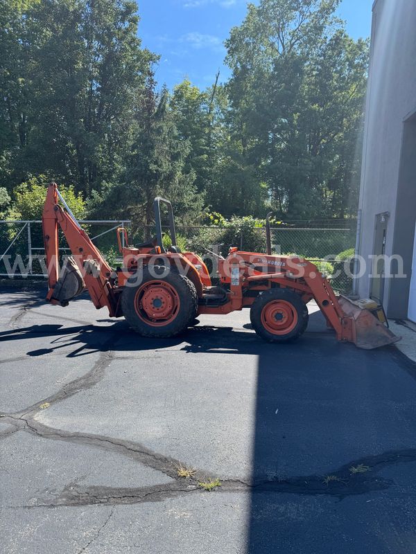 Kubota Tractor w/Loader & Backhoe Attachment
