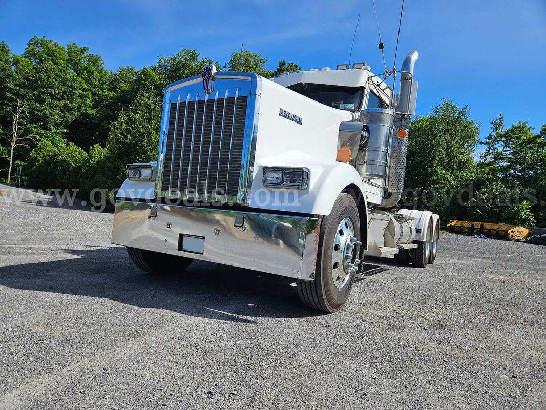 2020 Kenworth W900L Tandem Axle Day Cab Tractor
