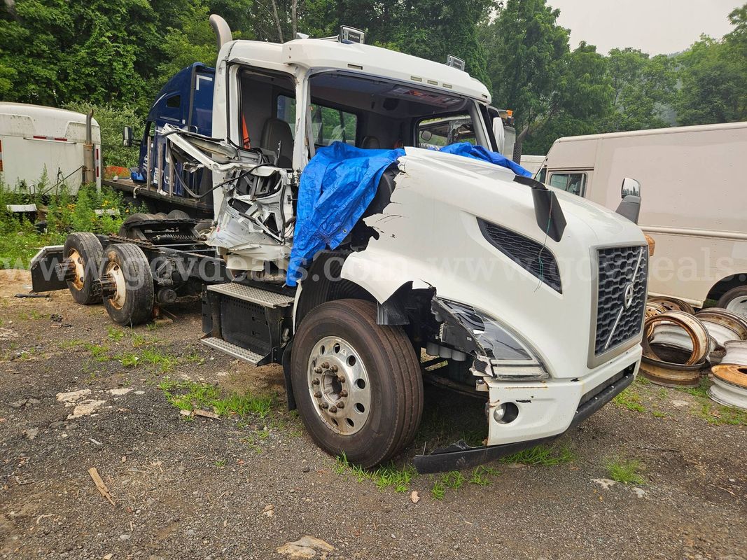 2018 Volvo VNR Tandem Axle Day Cab Parts Tractor or Rebuildable