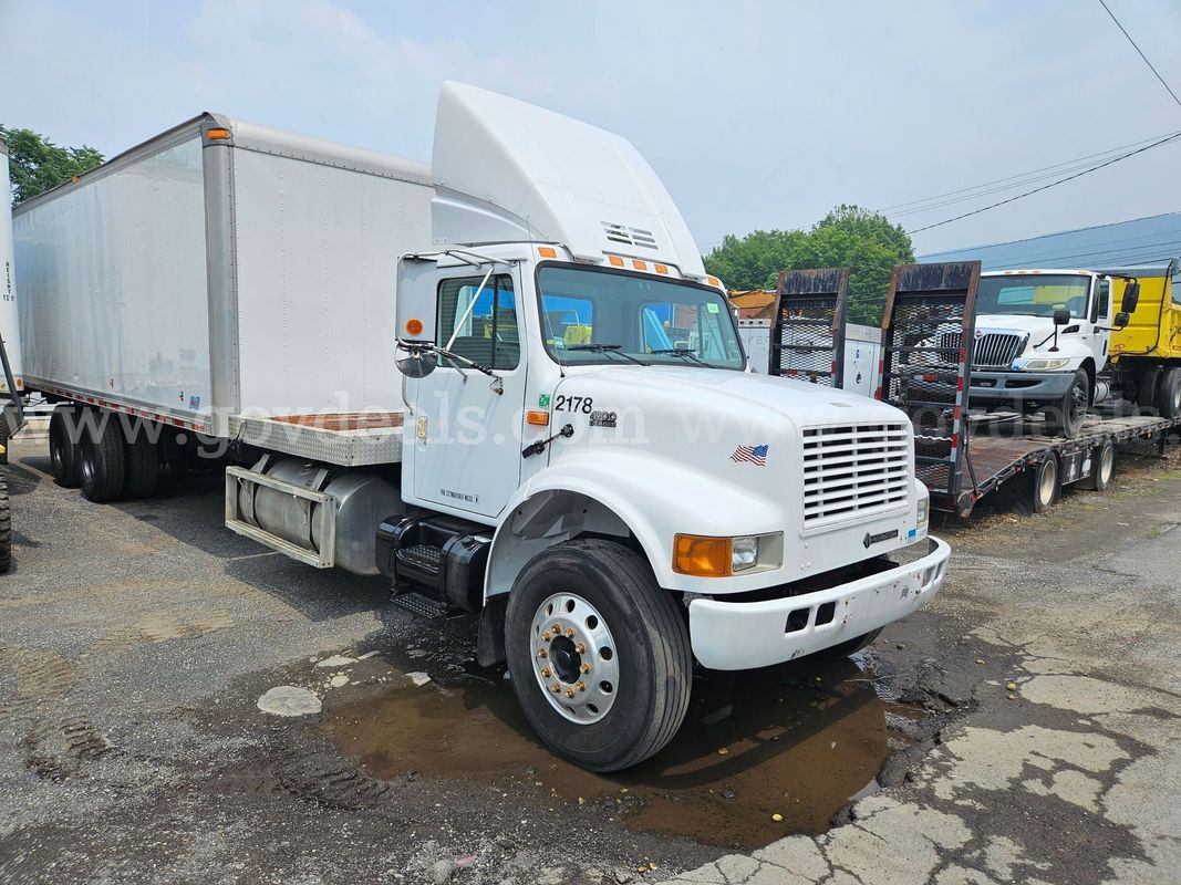 2001 International 4900 Tandem Axle 6FT Flatbed / 26FT Dry Van