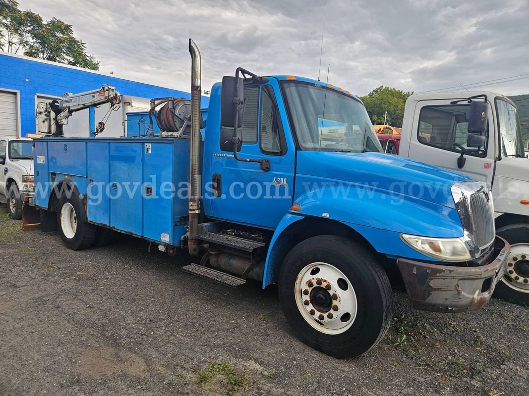 2004 International 4300 Service Truck With Crane