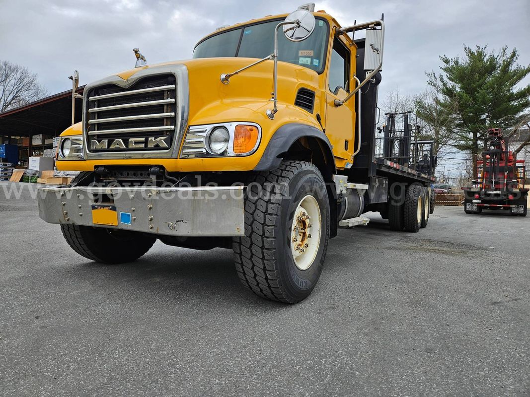 2005 Mack CV713 Granite 24FT Flatbed With M