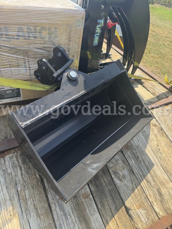 NEW 24" Tilting Excavator Bucket — Fits 1-2 Ton Excavators