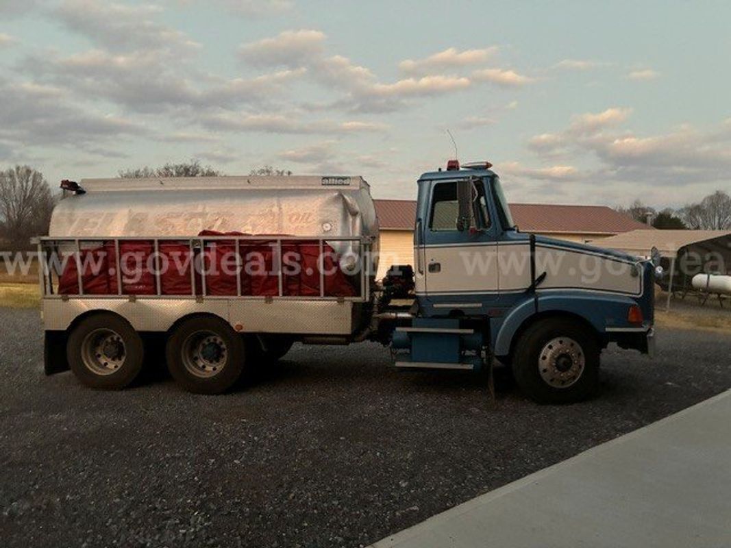 1993 WhiteGMC WCA Tanker Truck