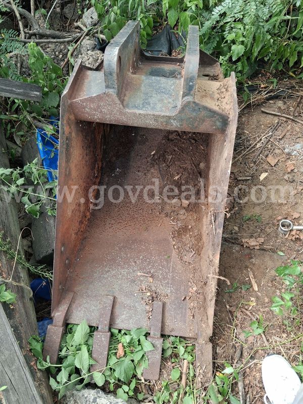 Used 22” Ford 555 Pin-On Backhoe Bucket