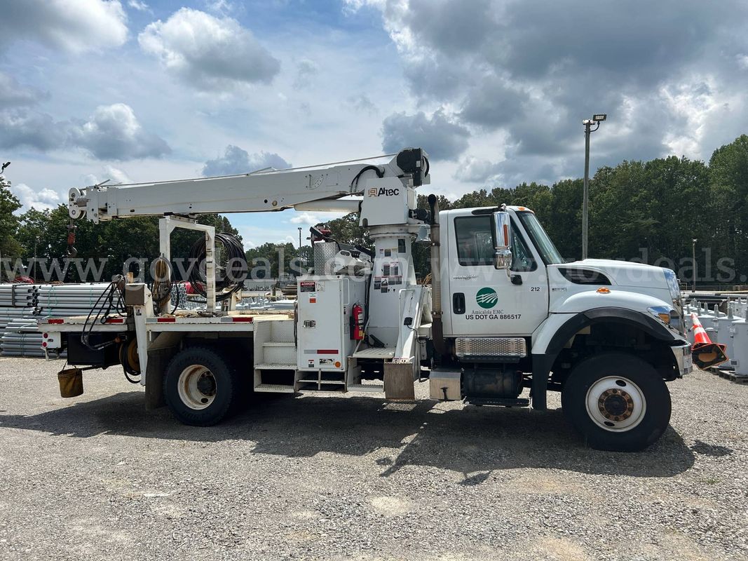 international 7400 4x4 with altec crane