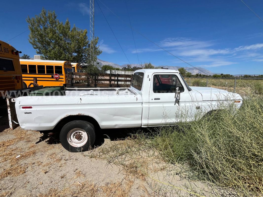 1974 Ford F250 with Lift Gate