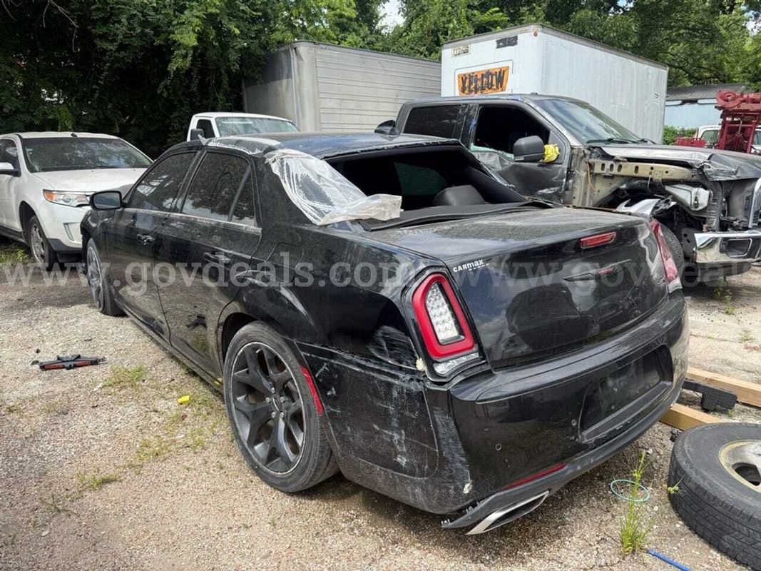 2022 Chrysler 300 **WRECKED LOW MILES CLEAN TITLE**