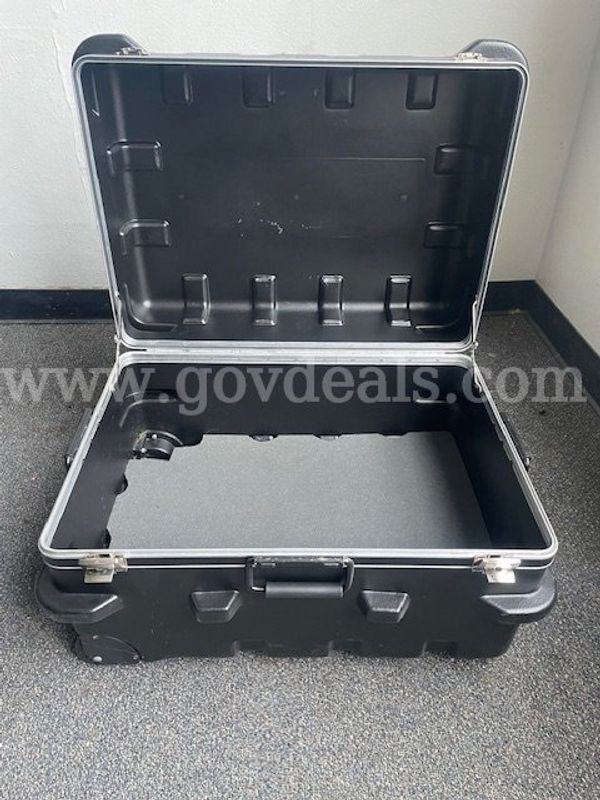 Equipment carrying case